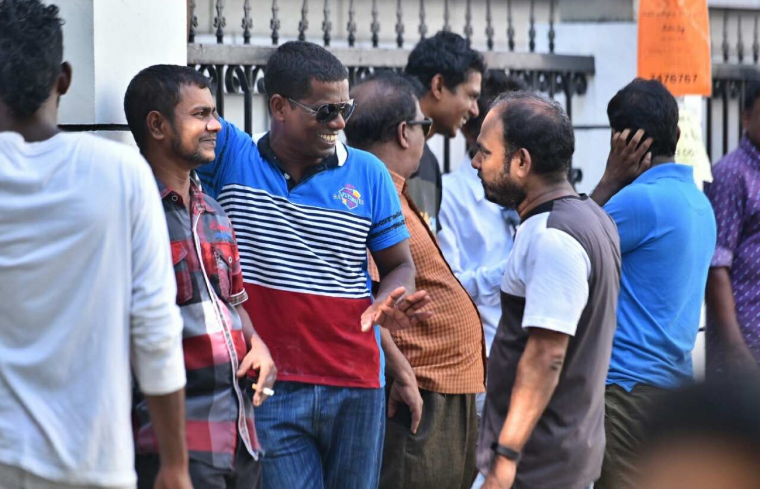 މާލެ: މޭ 6، 2017: ލޯކަލް ކައުންސިލް އިންތިހާބުގައި ވޯޓުލުމަށް އައިސްތިބި ބަޔަކު މަޑުކޮށްލައިގެން.-- ފޮޓޯ: ހުސެން ވަހީދު/ މިހާރު