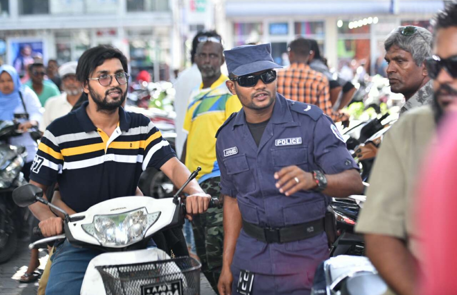 މާލެ: މޭ 6، 2017: ލޯކަލް ކައުންސިލް އިންތިހާބުގައި ވޯޓުލުން ކުރިއަށް ދާއިރު ފުލުހުން ހަރަކާތްތެރިވަނީ.-- ފޮޓޯ: ހުސެން ވަހީދު/ މިހާރު