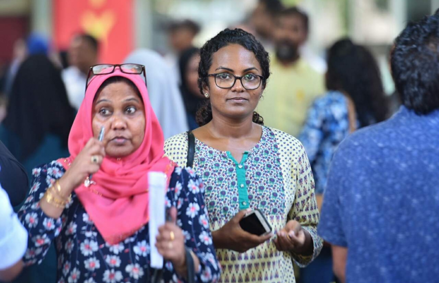 މާލެ: މޭ 6، 2017: ލޯކަލް ކައުންސިލް އިންތިހާބުގައި ވޯޓުލުން ކުރިއަށް ދާއިރު އޮބްޒާވަރުން ހަރަކާތްތެރި ވަނީ.-- ފޮޓޯ: ހުސެން ވަހީދު/ މިހާރު