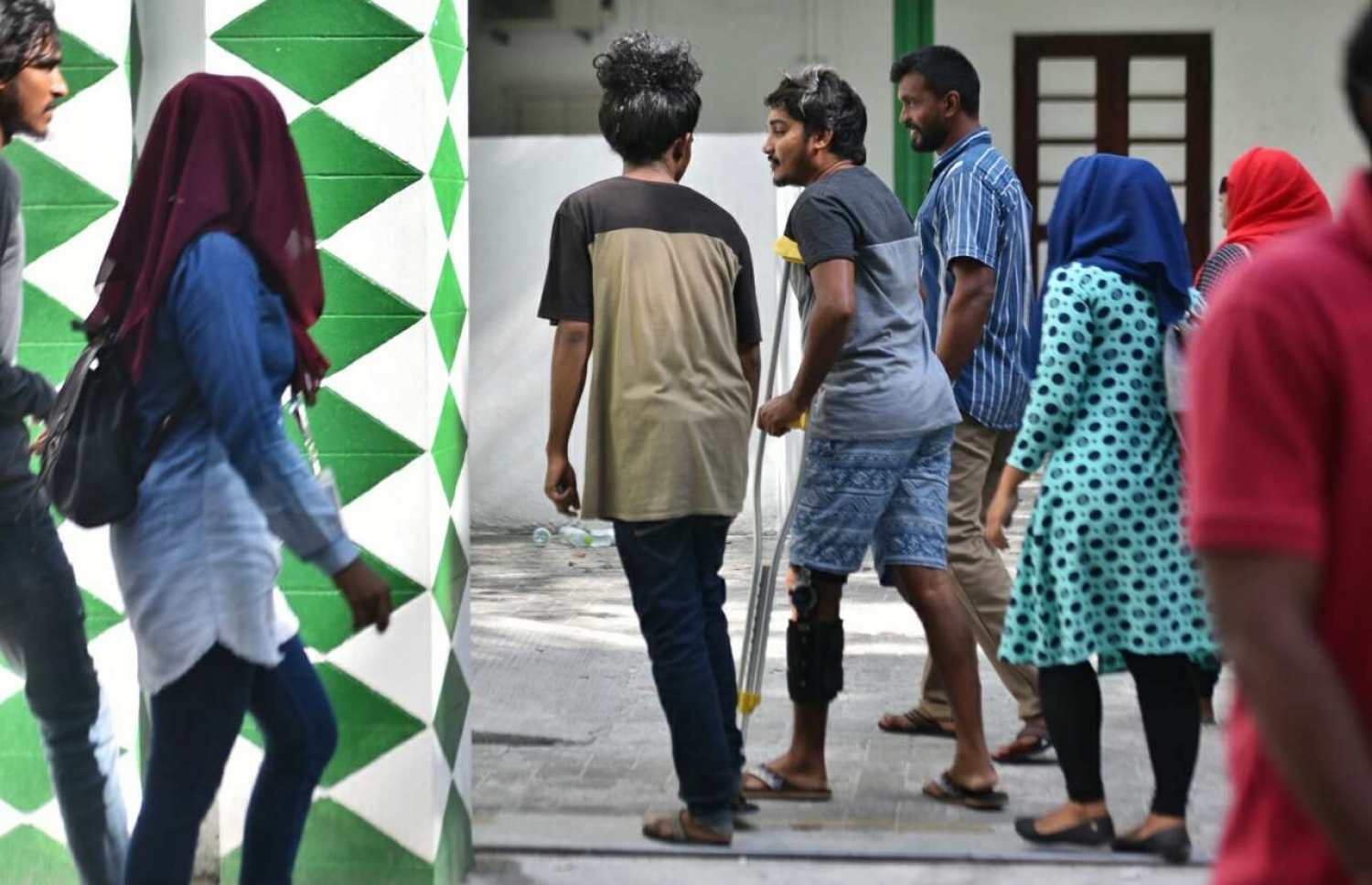 ލޯކަލް ކައުންސިލް އިންތިހާބުގައި މާލޭގައި ވޯޓުލާން ދިޔަ ބަޔަކު ވޯޓު ލާ މަރުކަޒަށް ވަންނަނީ -- ފޮޓޯ: ހުސެއިން ވަހީދު/ މިހާރު