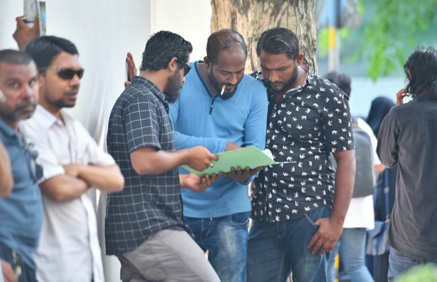 ލޯކަލް ކައުންސިލް އިންތިހާބުގައި މާލޭގައި ވޯޓު ލާން ގޮސް ތިބި ބައެއް މީހުން މިއަދު ވޯޓު ލާ މަރުކަޒުގެ ބޭރުގައި މަޑުކޮށްލައިގެން -- ފޮޓޯ: ހުސެއިން ވަހީދު/ މިހާރު