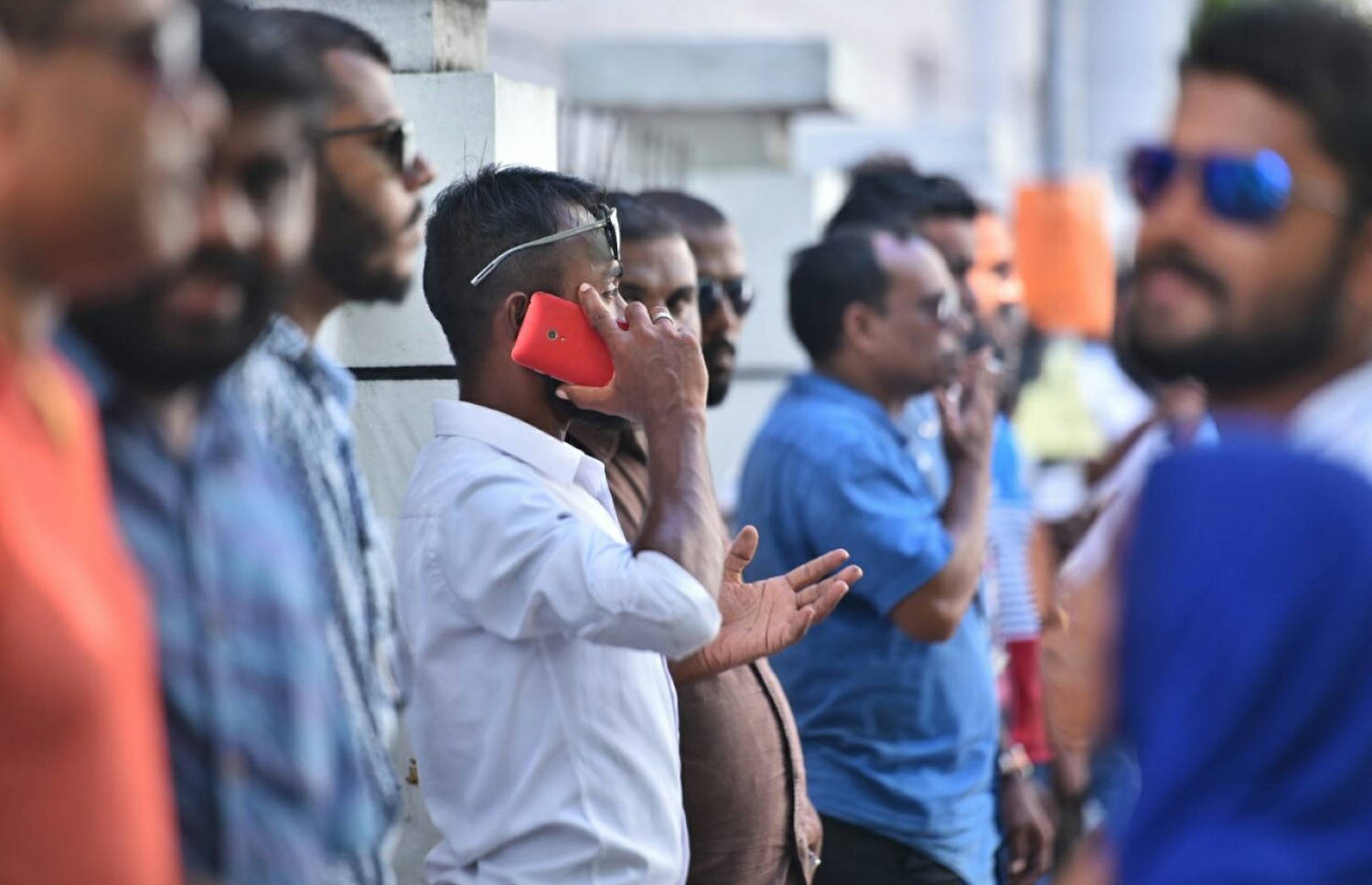 ލޯކަލް ކައުންސިލް އިންތިހާބުގައި މާލޭގައި ވޯޓުލާން ގޮސް ތިބި ބައެއް މީހުން މިއަދު ވޯޓު ލާ މަރުކަޒުގެ ބޭރުގައި މަޑުކޮށްލައިގެން -- ފޮޓޯ: ހުސެއިން ވަހީދު/ މިހާރު