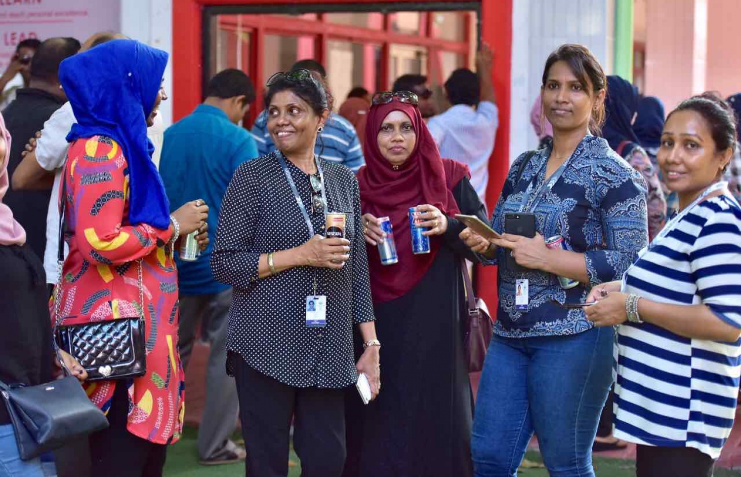 މާލެ: މޭ 6، 2017: ލޯކަލް ކައުންސިލް އިންތިހާބުގައި ވޯޓުލަމުންދާއިރު ބައެއް އޮބްޒާވަރުން ބުއިމެއް ބޯލަނީ.-- ފޮޓޯ: ހުސެން ވަހީދު/ މިހާރު