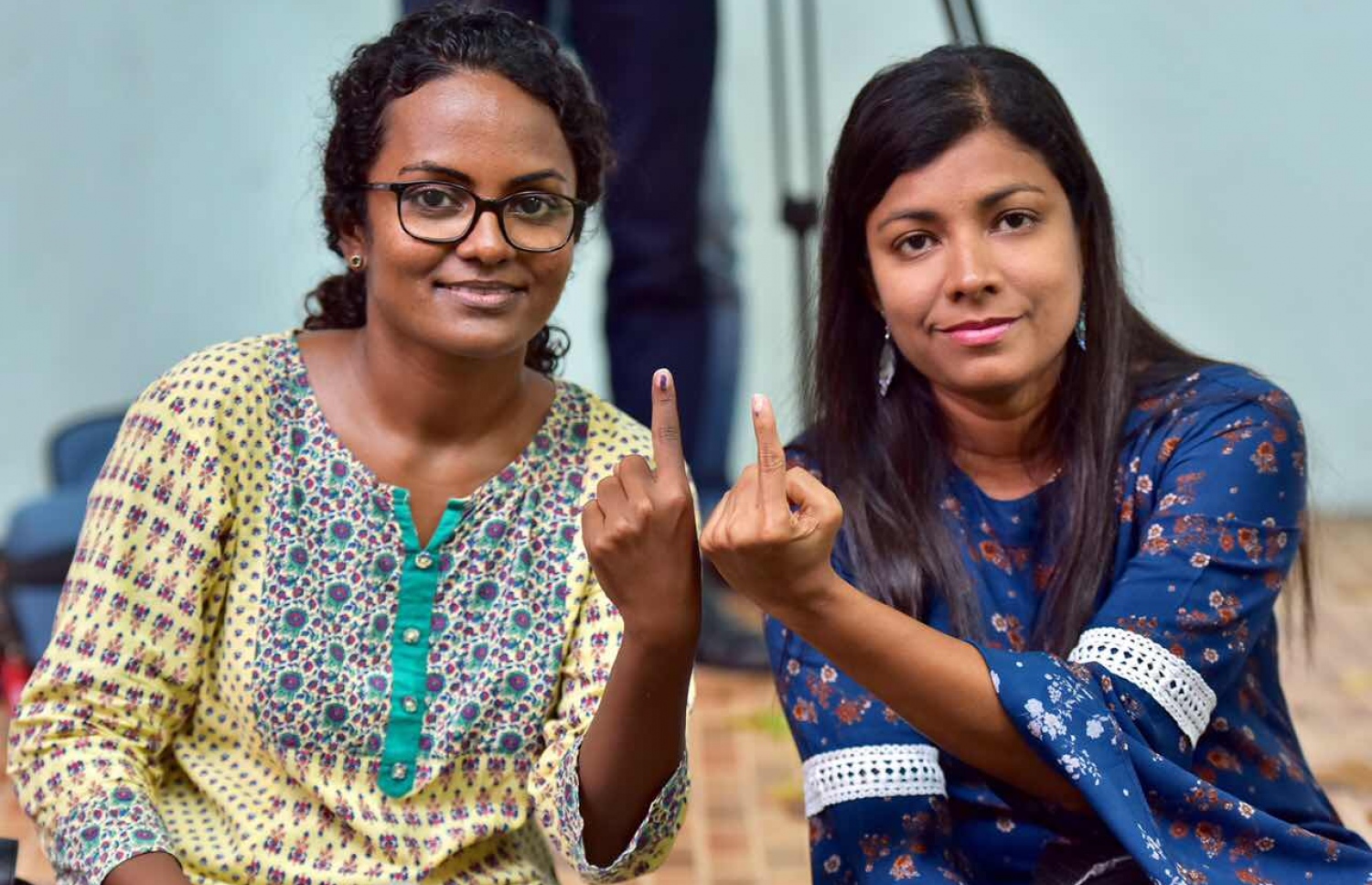 މާލެ: މޭ 6، 2017: ލޯކަލް ކައުންސިލް އިންތިހާބުގައި މަޖިލިސް މެމްބަރު ރޮޒެއިނާ (ކ) އަދި ޝައުނާ ވޯޓުލުމަށްފަހު އިނގިލީގެ ފާހަގަ ދައްކާލަނީ.-- ފޮޓޯ: ހުސެން ވަހީދު/ މިހާރު