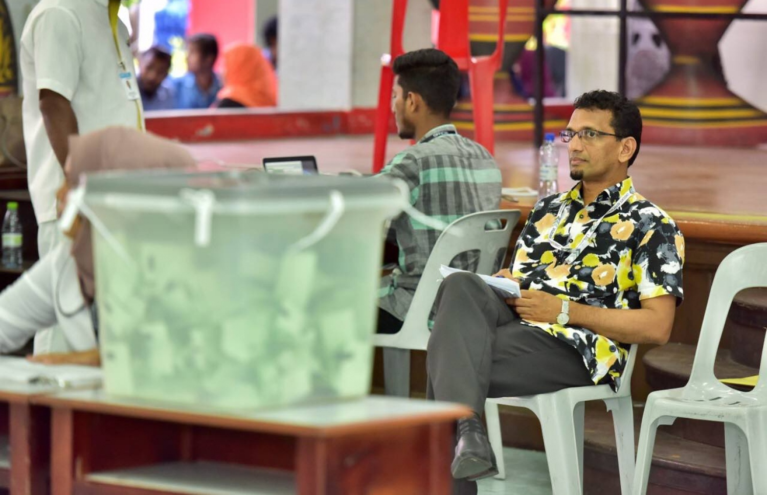 ލޯކަލް ކައުންސިލް އިންތިހާބުގައި އޮބޒާވަރަކު ވޯޓުލަމުންދާއިރު މަޑުކޮށްލައިގެން -- ފޮޓޯ: ނިޝާން އަލީ/ މިހާރު