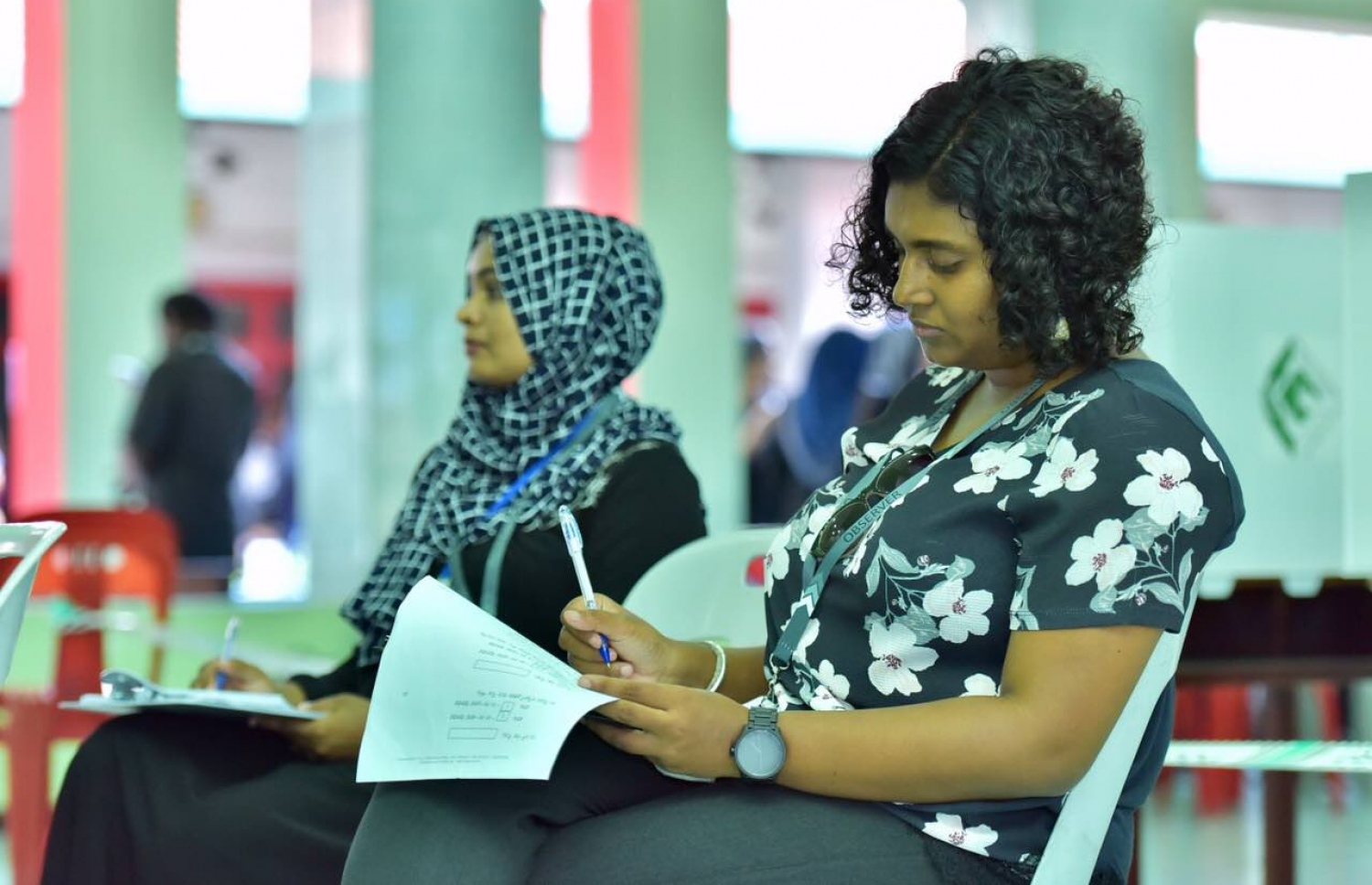 ލޯކަލް ކައުންސިލް އިންތިހާބުގައި މޮނީޓަރުން މަޑުކޮށްލައިގެން -- ފޮޓޯ: ނިޝާން އަލީ/ މިހާރު