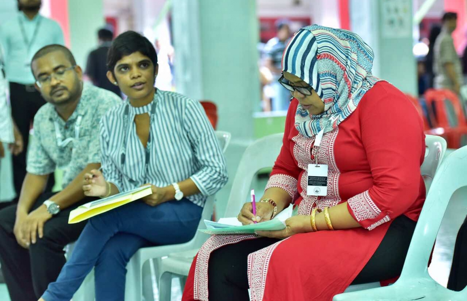 ލޯކަލް ކައުންސިލް އިންތިހާބުގައި މޮނީޓަރުން މަޑުކޮށްލައިގެން -- ފޮޓޯ: ނިޝާން އަލީ/ މިހާރު