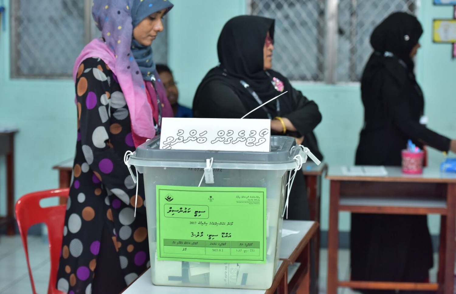 ލޯކަލް ކައުންސިލް އިންތިހާބުގައި ވޯޓުލުން ނިންމާލުމަށްފަހު، ވޯޓުލުން ނިމުންކަން އަންގާ ބޯޑެއް ވޯޓުފޮށީގައި އަޅުވާފައި-- ފޮޓޯ: ނިޝާން އަލީ/ މިހާރު