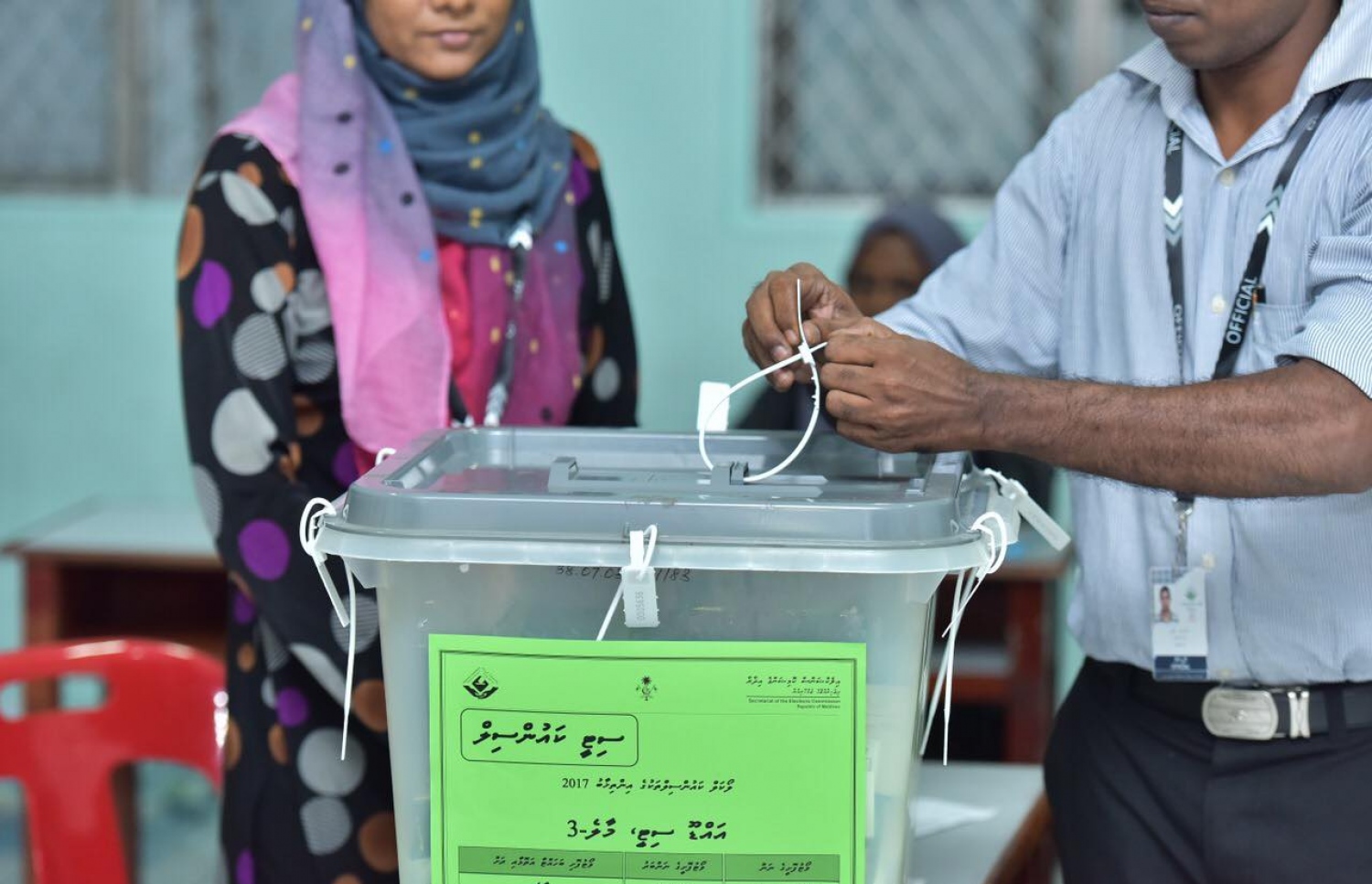 ލޯކަލް ކައުންސިލް އިންތިހާބުގައި ވޯޓުލުން ނިންމާލުމަށްފަހު، އޮފިޝަލަކު ވޯޓު ފޮށި ބަންދުކުރަނީ-- ފޮޓޯ: ނިޝާން އަލީ/ މިހާރު