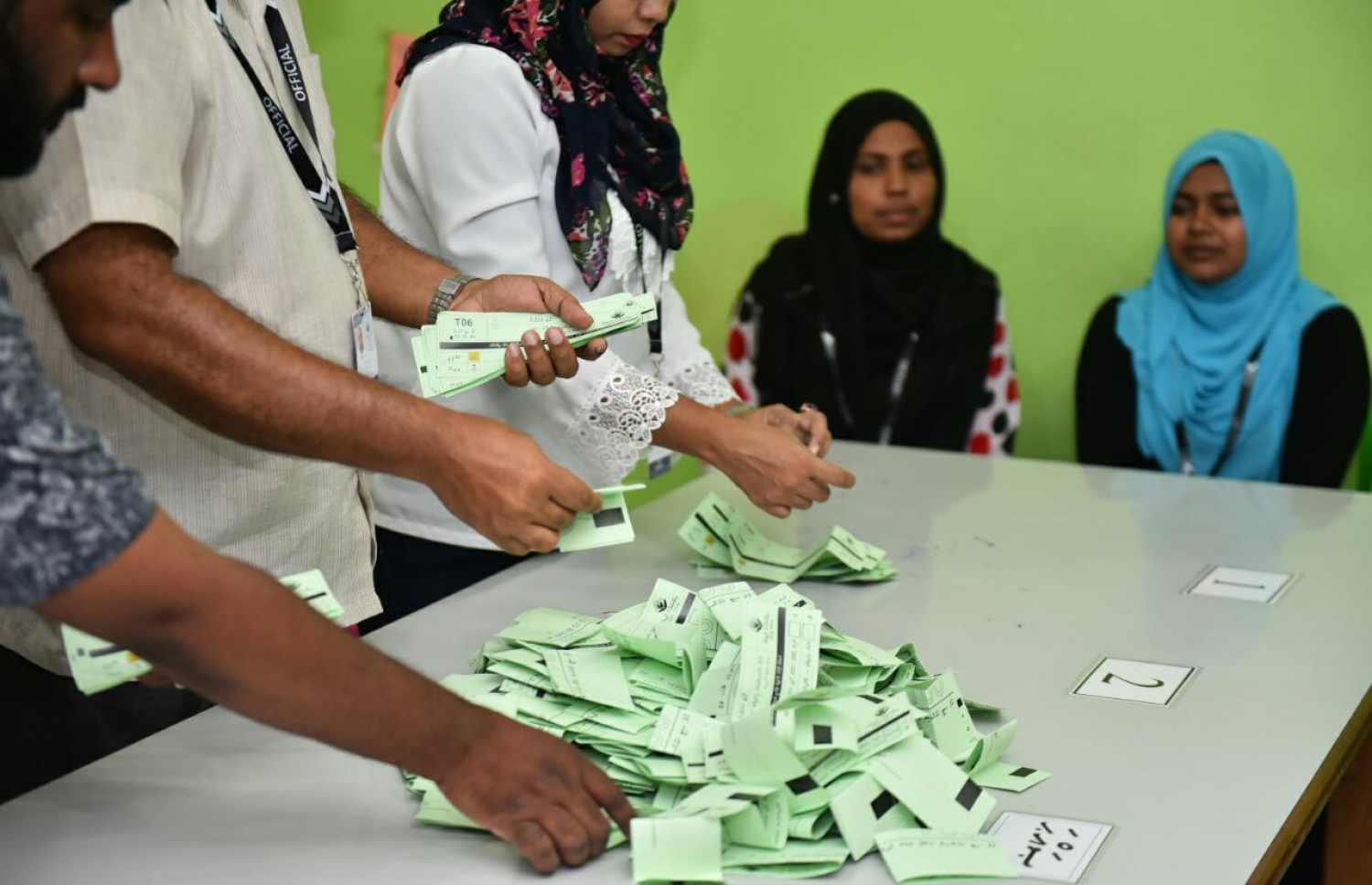 ލޯކަލް ކައުންސިލް އިނތިްހާބުގެ ވޯޓުލުން ނިންމާލި ވޯޓު ފޮއްޓެއްގެ ވޯޓު ގުނަނީ.-- ފޮޓޯ: ހުސެން ވަހީދު /މިހާރު