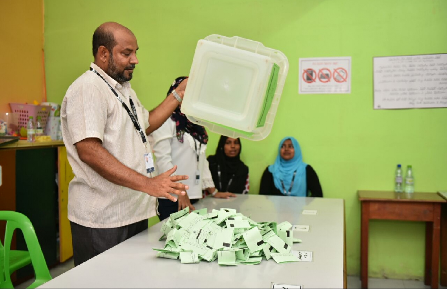 ލޯކަލް ކައުންސިލް އިނތިްހާބުގެ ވޯޓުލުން ނިންމާލި ވޯޓު ފޮއްޓެއްގެ ވޯޓު ގުނުމަށް ކަރުދާސްކޮޅުތައް މޭޒުމަށްޗައް އަޅާލަނީ.-- ފޮޓޯ: ހުސެން ވަހީދު /މިހާރު