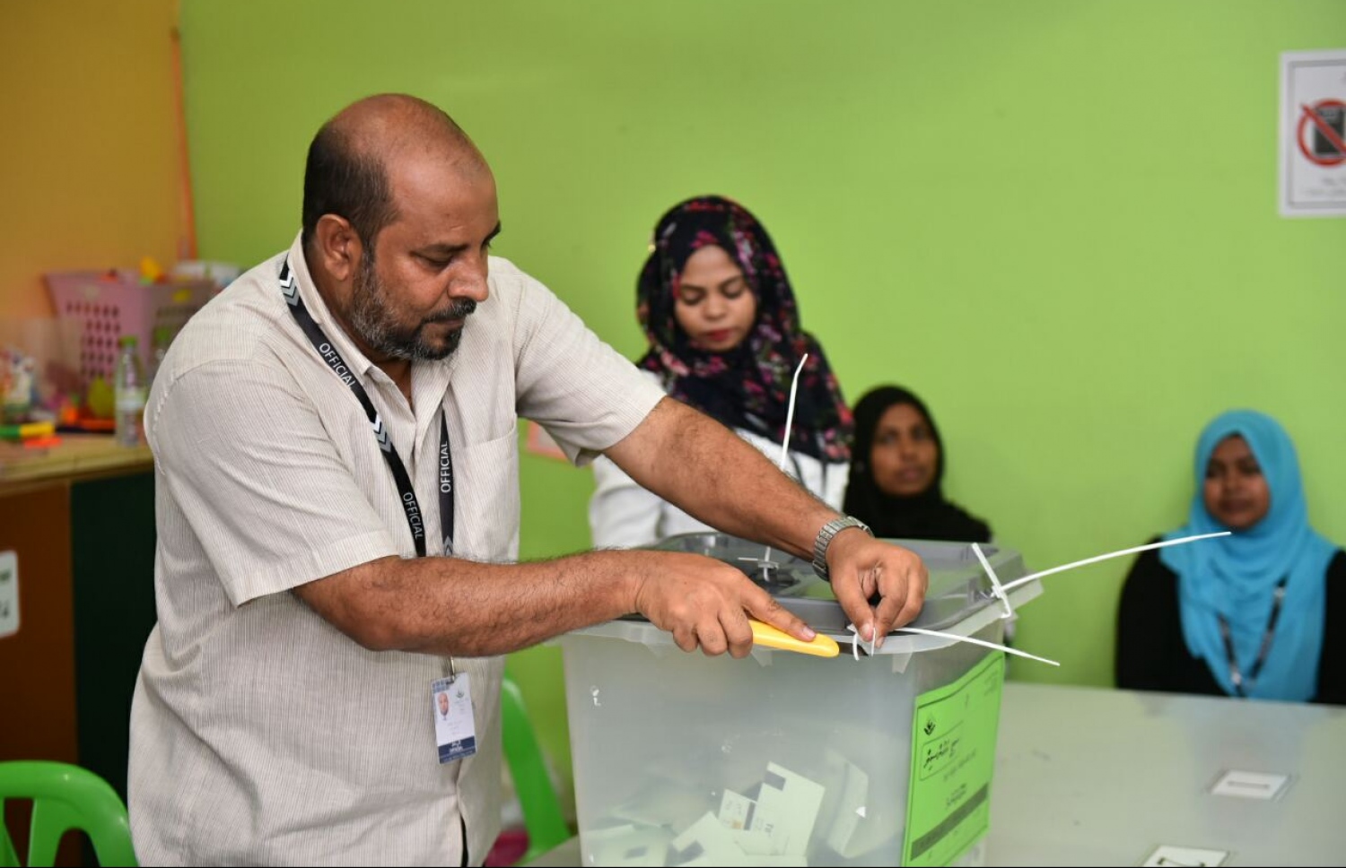 ލޯކަލް ކައުންސިލް އިނތިްހާބުގެ ވޯޓުލުން ނިންމާލި ވޯޓު ފޮއްޓެއްގެ ވޯޓު ގުނުމަށް ވޯޓުފޮށި ހުޅުވަނީ.-- ފޮޓޯ: ހުސެން ވަހީދު /މިހާރު