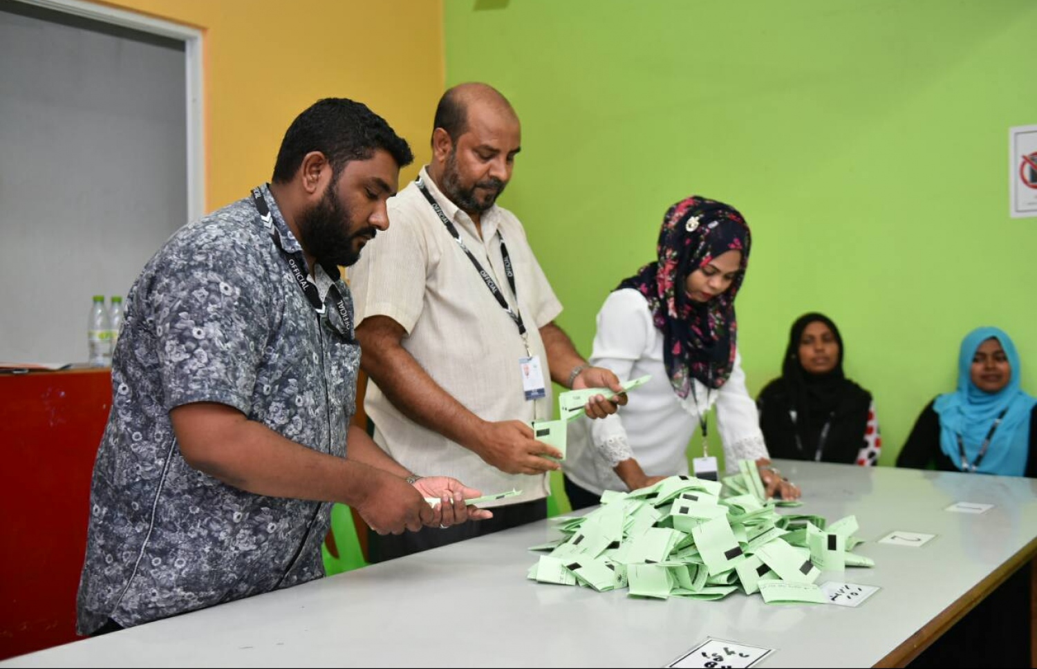 ލޯކަލް ކައުންސިލް އިނތިްހާބުގެ ވޯޓުލުން ނިންމާލި ވޯޓު ފޮއްޓެއްގެ ވޯޓު ގުނަނީ.-- ފޮޓޯ: ހުސެން ވަހީދު /މިހާރު