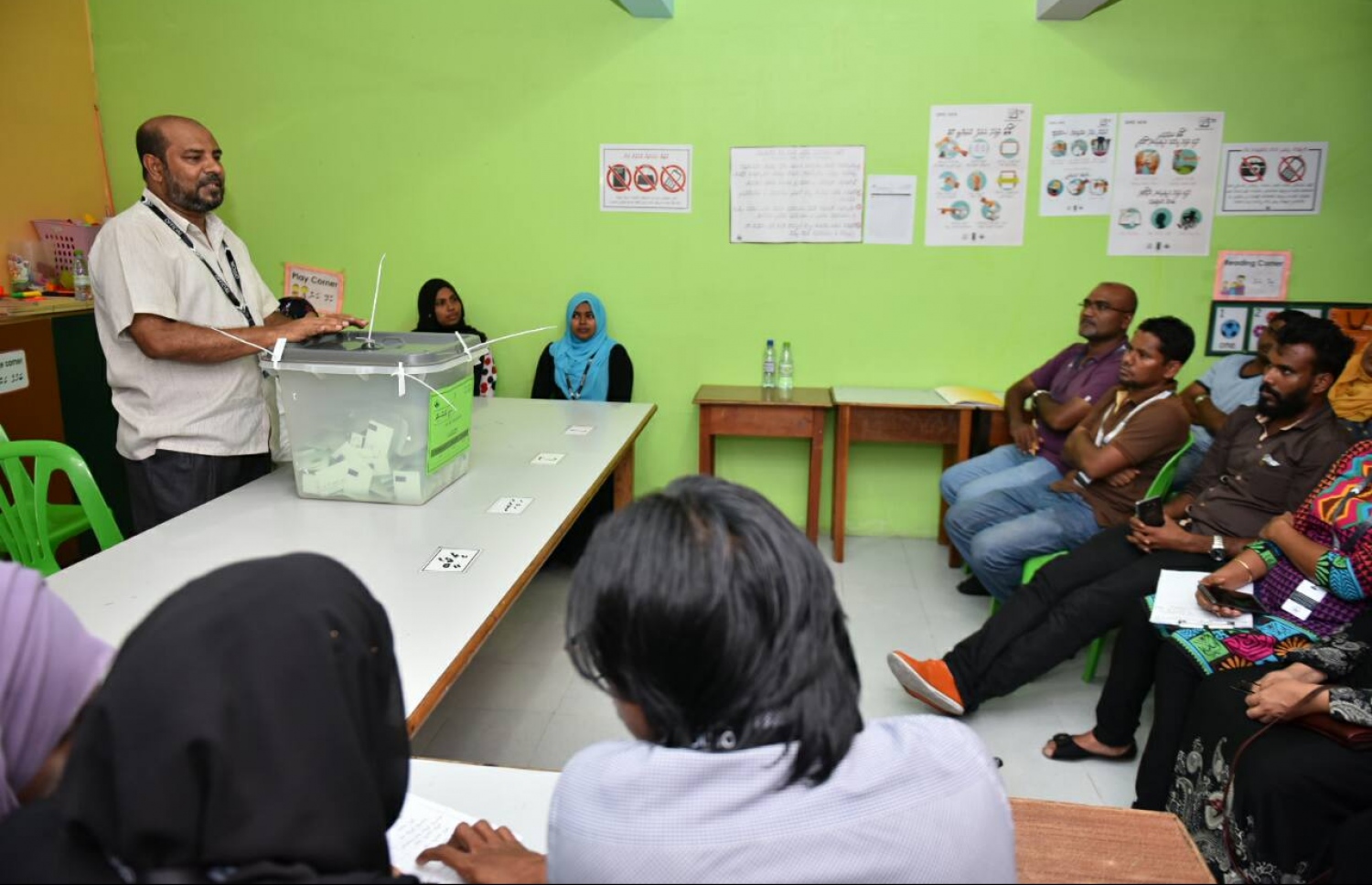 ލޯކަލް ކައުންސިލް އިނތިްހާބުގެ ވޯޓުލުން ނިންމާލި ބައެއް ވޯޓުފޮށި ގުނުމަށް ވޯޓުފޮށި ހުޅުވަނީ.-- ފޮޓޯ: ހުސެން ވަހީދު /މިހާރު