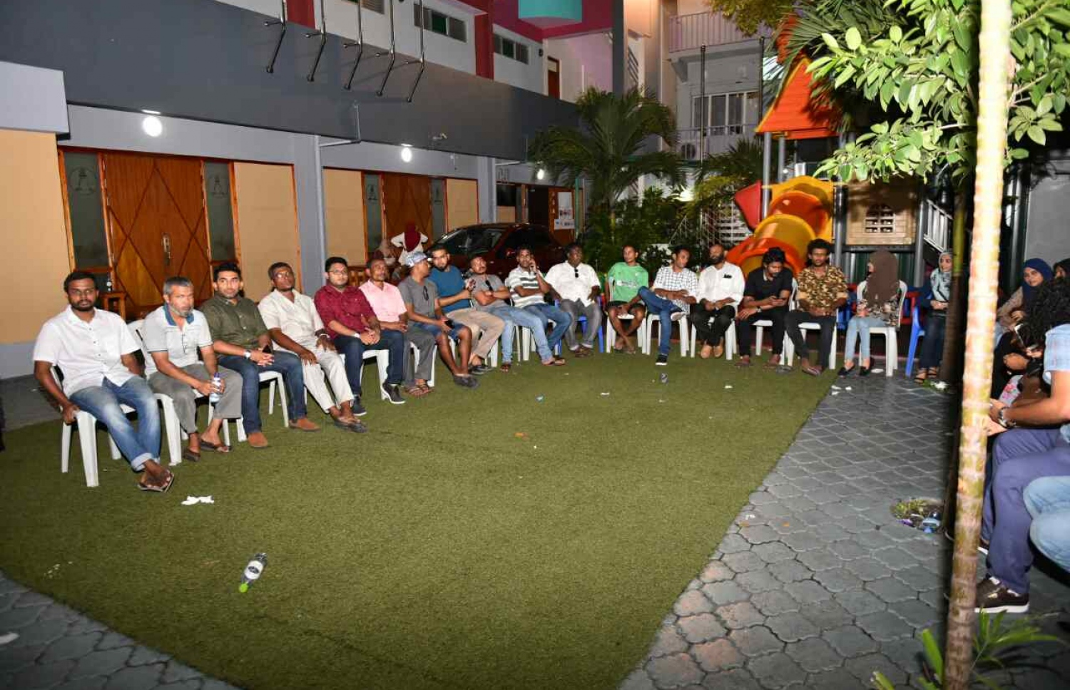 ކައުންސިލް އިންތިހާބުގައި ވޯޓު ލާން ގޮސް ތިބި ބައެއް މީހުން ކިޔޫގައި -- ފޮޓޯ: ހުސެއިން ވަހީދު/ މިހާރު