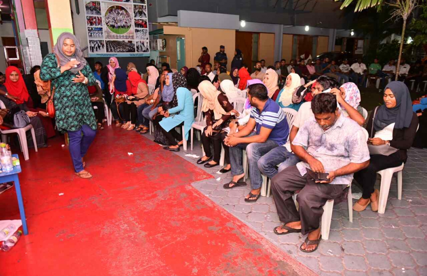 ކައުންސިލް އިންތިހާބުގައި ވޯޓު ލާން ގޮސް ތިބި ބައެއް މީހުން ކިޔޫގައި މަޑުކޮށްލައިގެން-- ފޮޓޯ: ހުސެއިން ވަހީދު/ މިހާރު