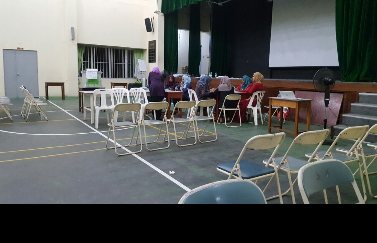 ކައުންސިލް އިންތިހާބުގައި ވޯޓުލުން ނިންމާލުމަށްފަހު، އޮފިޝަލުން މަޑުކޮށްލައިގެން-- ފޮޓޯ: ހުސެއިން ވަހީދު/ މިހާރު