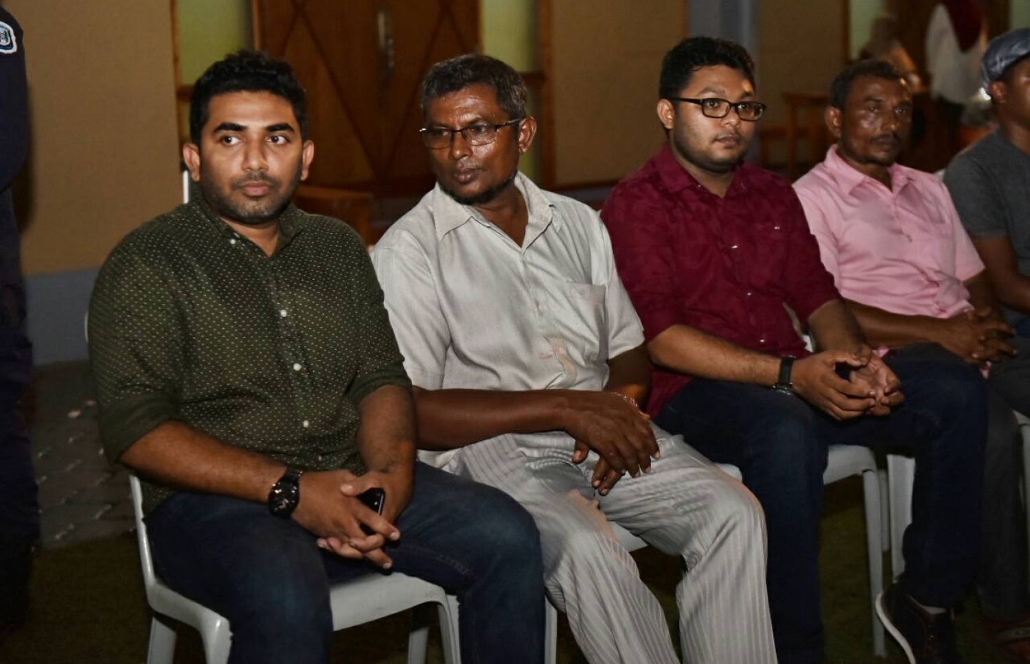 ކައުންސިލް އިންތިހާބުގައި ވޯޓު ލާން ގޮސް ތިބި ބައެއް މީހުން ކިޔޫގައި-- ފޮޓޯ: ހުސެއިން ވަހީދު/ މިހާރު