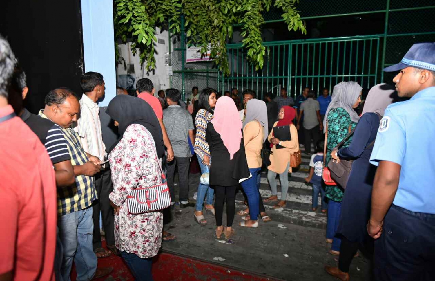 ކައުންސިލް އިންތިހާބުގައި ވޯޓު ލާން ގޮސް ތިބި ބައެއް މީހުން ބޭރުގައި މަޑުކޮށްލައިގެން-- ފޮޓޯ: ހުސެއިން ވަހީދު/ މިހާރު
