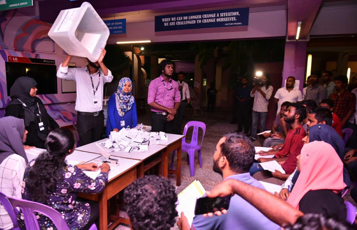 ލޯކަލް ކައުންސިލް އިނތިްހާބުގެ ވޯޓުލުން ނިންމާލި ވޯޓު ފޮއްޓެއްގެ ވޯޓު ގުނަނީ.-- ފޮޓޯ: ހުސެން ވަހީދު /މިހާރު