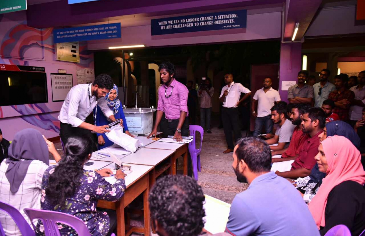 ލޯކަލް ކައުންސިލް އިނތިްހާބުގެ ވޯޓުލުން ނިންމާލި ވޯޓު ފޮއްޓެއްގެ ވޯޓު ގުނަނީ.-- ފޮޓޯ: ހުސެން ވަހީދު /މިހާރު