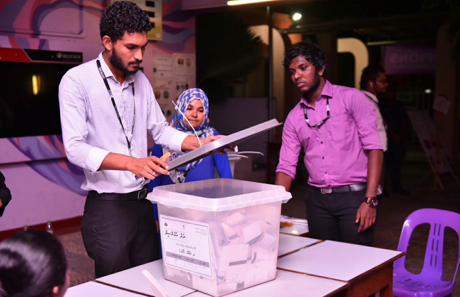 ލޯކަލް ކައުންސިލް އިނތިްހާބުގެ ވޯޓުލުން ނިންމާލި ވޯޓު ފޮއްޓެއްގެ ވޯޓު ގުނަނީ.-- ފޮޓޯ: އަބްދުﷲ ޖަމީލް /މިހާރު