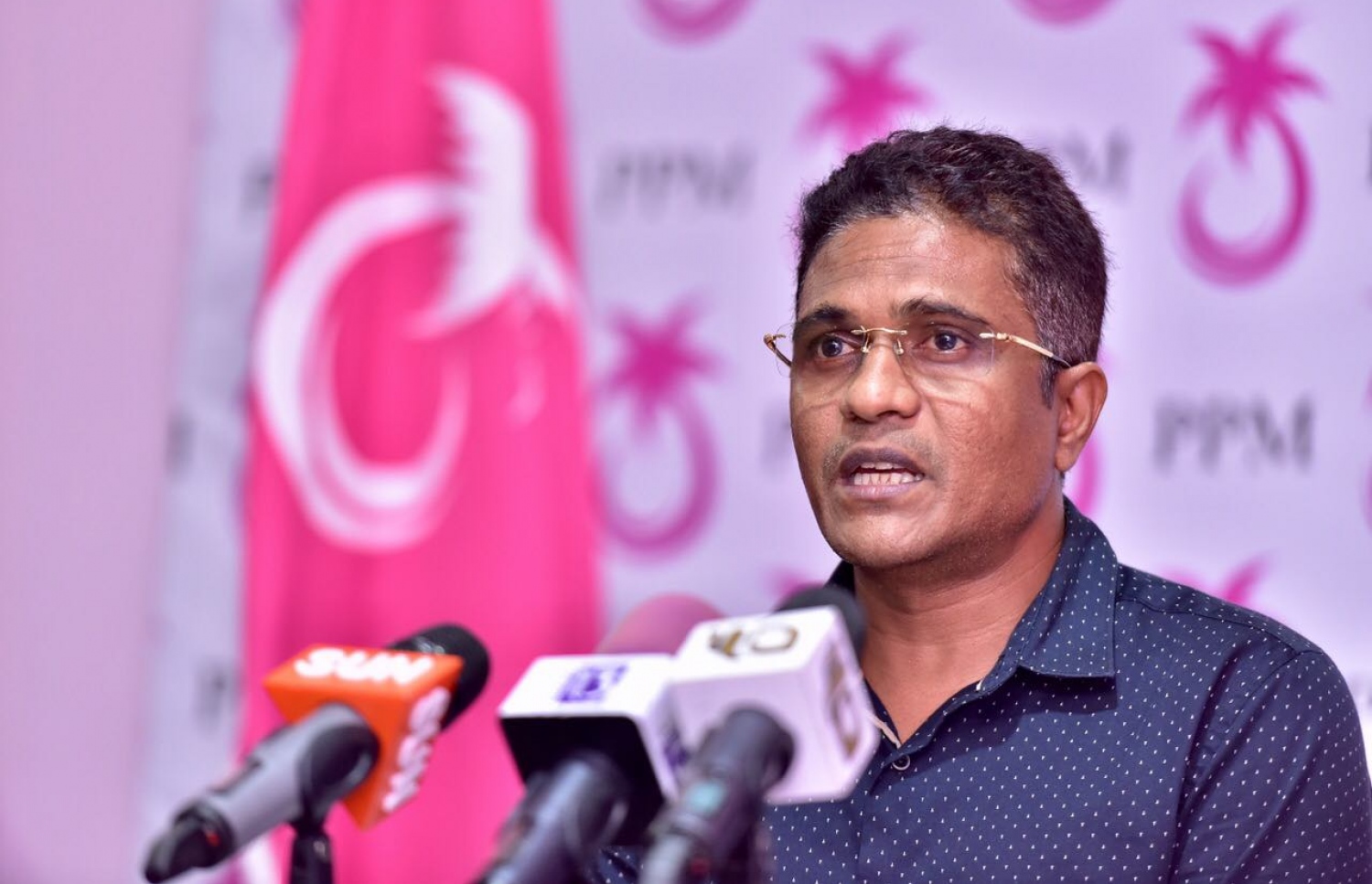 ނޫސްވެރިންގެ ބައްދަލުވުމެއްގައި ނިހާން ވާހަކަ ދައްކަވަނީ: ޓްވީޓްތައް ކުރައްވަނީ މީހުން "ގުއި ރޯނުގައި" ޖެއްސުމަށް ކަމަށް ވިދާޅުވި-- މިހާރު ފޮޓޯ