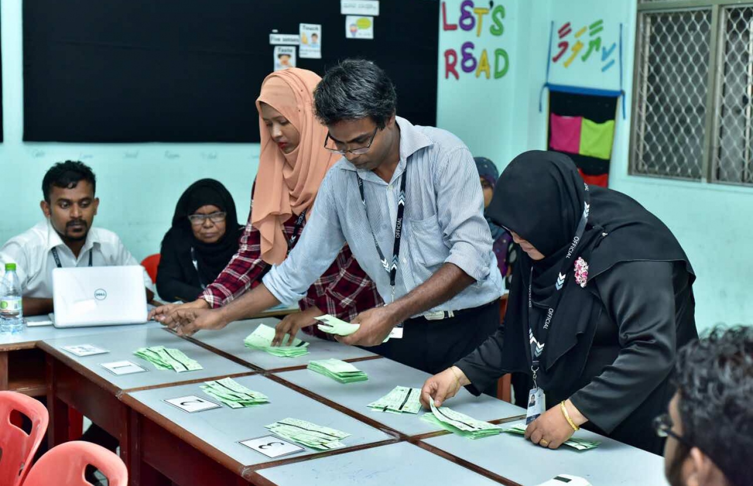 ލޯކަލް ކައުންސިލް އިނތިްހާބުގެ ވޯޓުލުން ނިންމާލި ވޯޓު ފޮއްޓެއްގެ ވޯޓު ގުނަނީ.-- ފޮޓޯ: ނިޝާން އަލީ /މިހާރު