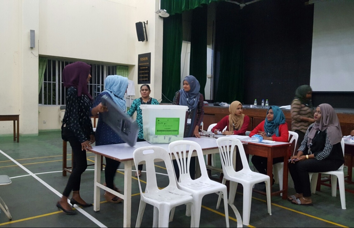 ލޯކަލް ކައުންސިލް އިނތިްހާބުގެ ވޯޓުލުން ނިންމާލި ވޯޓު ފޮއްޓެއްގެ ވޯޓު ގުނަނީ.-- ފޮޓޯ: އާސިމާ ނިޒާރު /މިހާރު