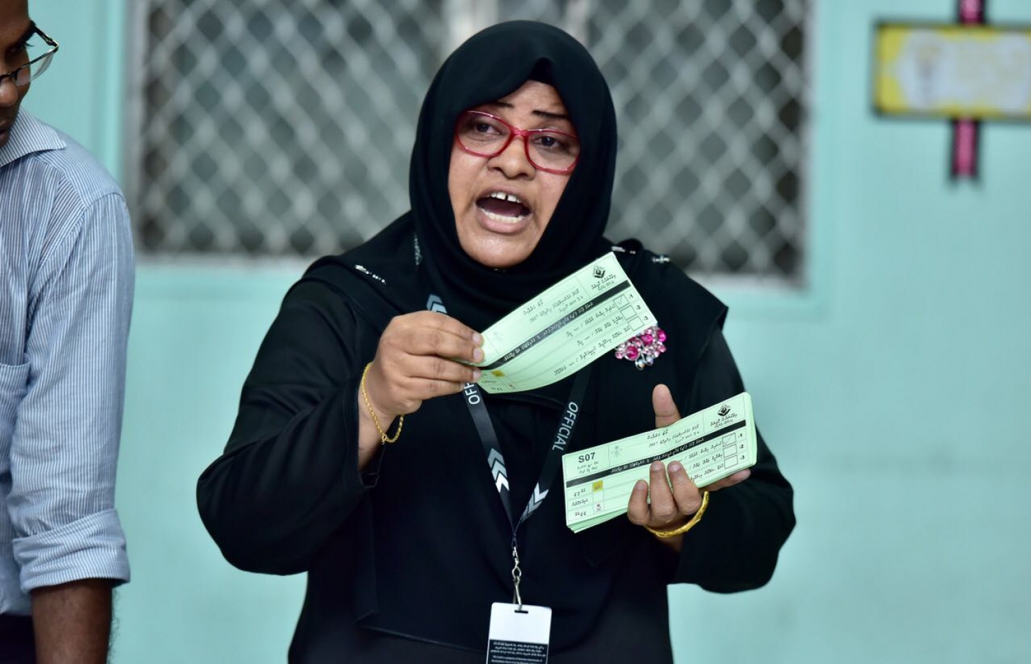 ލޯކަލް ކައުންސިލް އިނތިްހާބުގެ ވޯޓުލުން ނިންމާލި ވޯޓު ފޮއްޓެއްގެ ވޯޓު ގުނަނީ.-- ފޮޓޯ: ނިޝާން އަލީ /މިހާރު