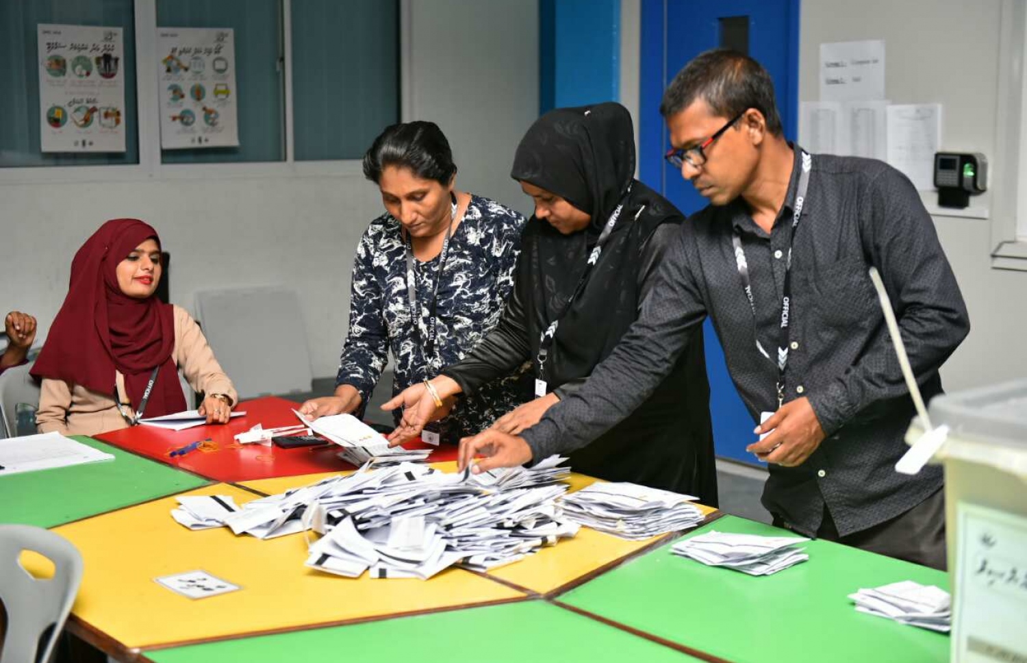 ލޯކަލް ކައުންސިލް އިނތިްހާބުގެ ވޯޓުލުން ނިންމާލި ވޯޓު ފޮއްޓެއްގެ ވޯޓު ގުނަނީ.-- ފޮޓޯ: ހުސެން ވަހީދު /މިހާރު