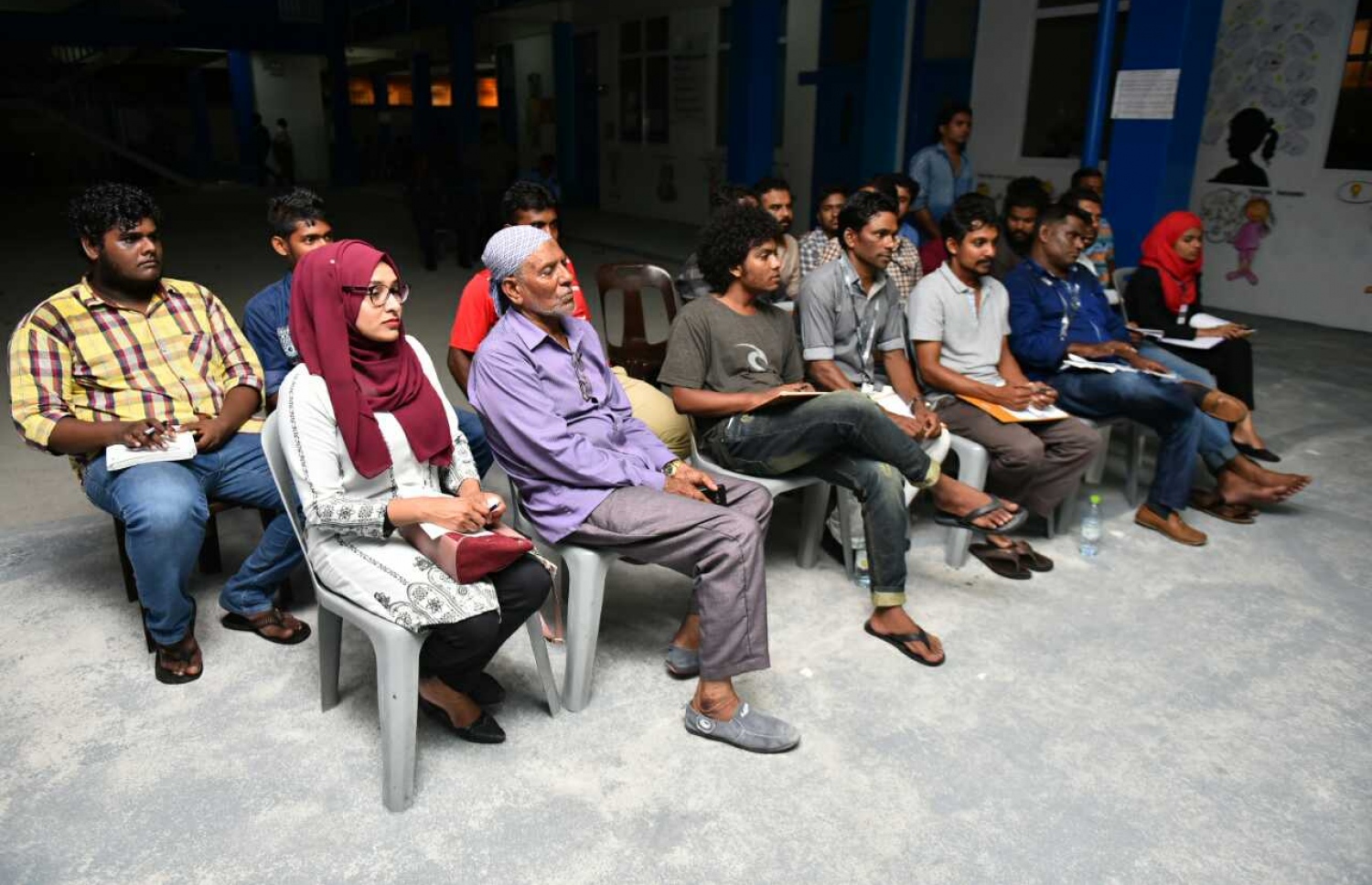 ލޯކަލް ކައުންސިލް އިނތިްހާބުގެ ވޯޓުލުން ނިންމާލި ވޯޓު ފޮއްޓެއްގެ ވޯޓު ގުނަމުންދާއިރު މޮނީޓަރުންނާއި އޮބްޒާވަރުން މަޑުކޮށްލައިގެން.-- ފޮޓޯ: ހުސެން ވަހީދު /މިހާރު