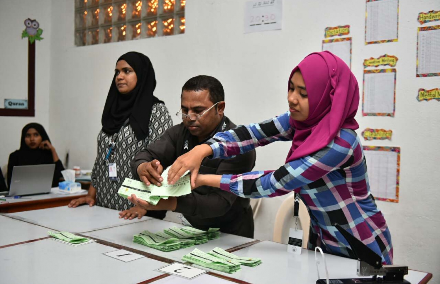 ލޯކަލް ކައުންސިލް އިނތިްހާބުގެ ވޯޓުލުން ނިންމާލި ވޯޓު ފޮއްޓެއްގެ ވޯޓު ގުނަނީ.-- ފޮޓޯ: ހުސެން ވަހީދު /މިހާރު