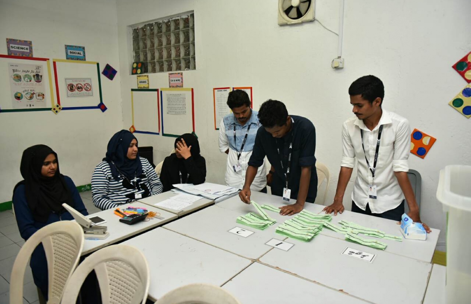 ލޯކަލް ކައުންސިލް އިނތިްހާބުގެ ވޯޓުލުން ނިންމާލި ވޯޓު ފޮއްޓެއްގެ ވޯޓު ގުނަނީ.-- ފޮޓޯ: ހުސެން ވަހީދު /މިހާރު