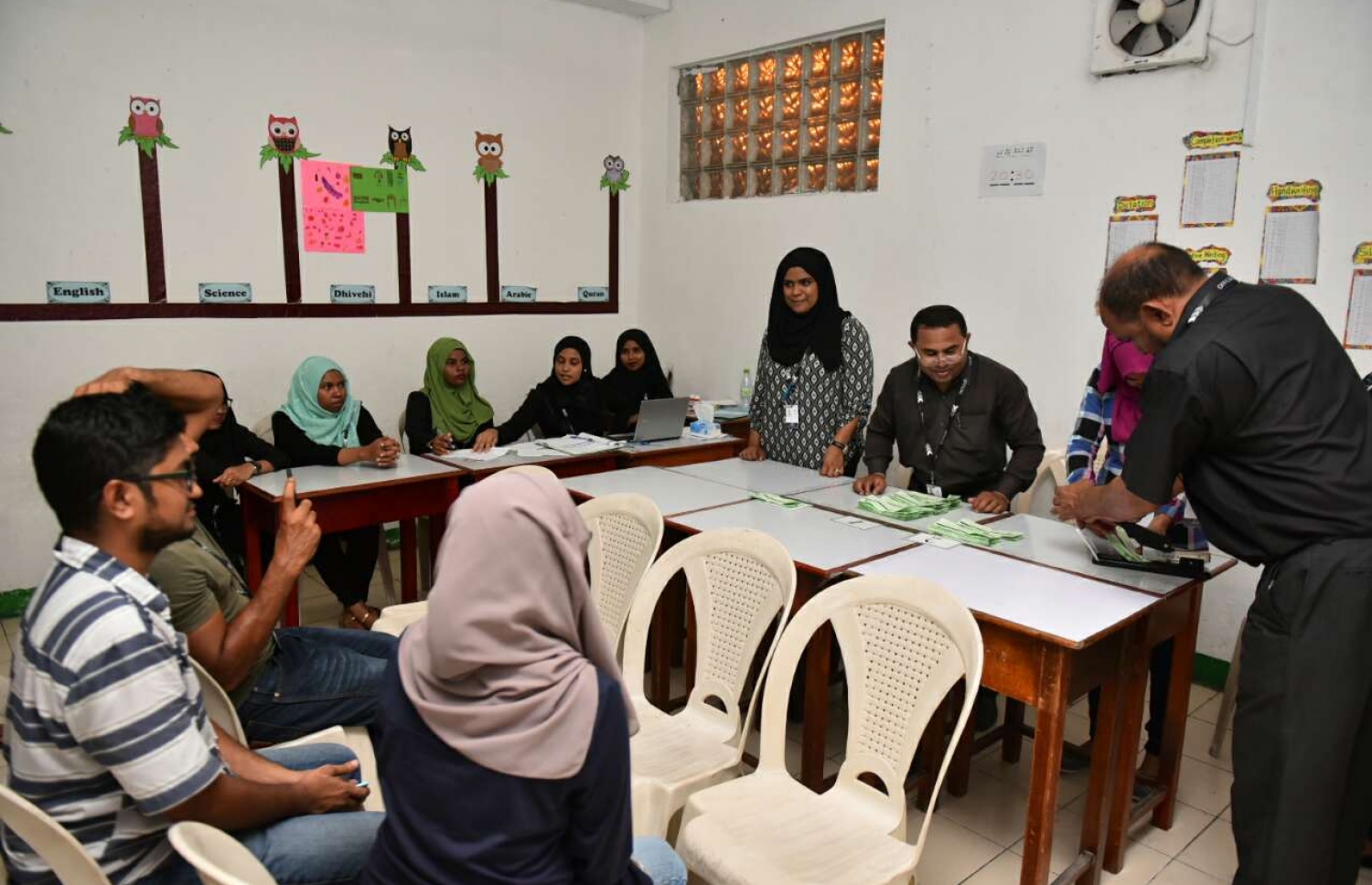 ލޯކަލް ކައުންސިލް އިނތިްހާބުގެ ވޯޓުލުން ނިންމާލި ވޯޓު ފޮއްޓެއްގެ ވޯޓު ގުނަނީ.-- ފޮޓޯ: ހުސެން ވަހީދު /މިހާރު