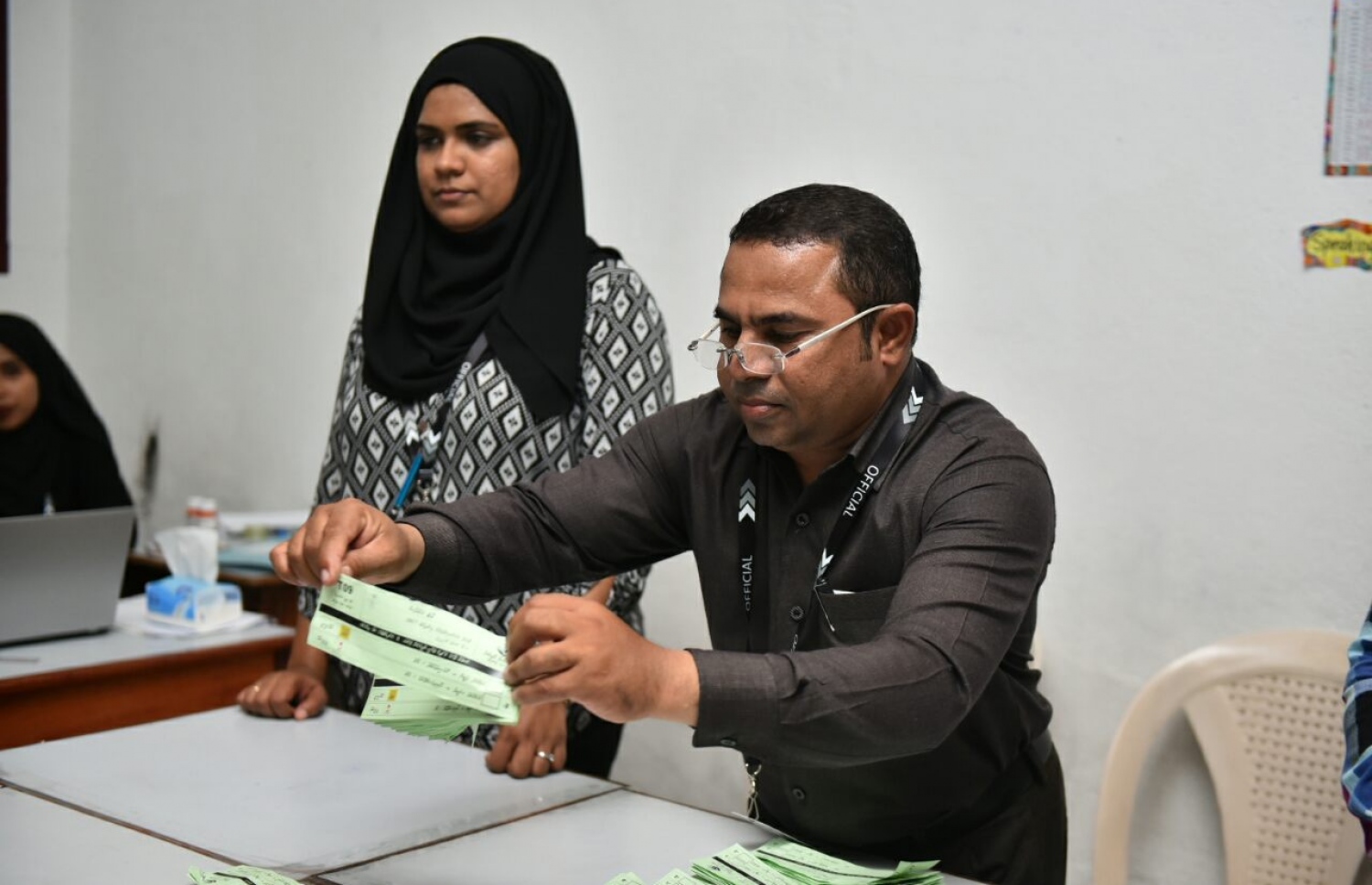 ލޯކަލް ކައުންސިލް އިނތިްހާބުގެ ވޯޓުލުން ނިންމާލި ވޯޓު ފޮއްޓެއްގެ ވޯޓު ގުނަނީ.-- ފޮޓޯ: ނިޝާން އަލީ /މިހާރު