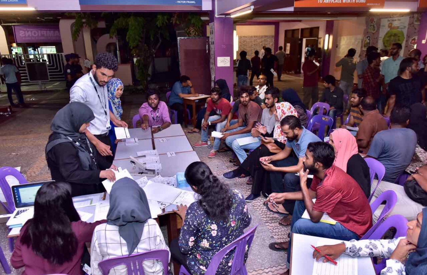 ލޯކަލް ކައުންސިލް އިނތިްހާބުގެ ވޯޓުލުން ނިންމާލި ވޯޓު ފޮއްޓެއްގެ ވޯޓު ގުނަމުންދާއިރު، މޮނީޓަރުންނާއި އޮބްޒާވަރުން މަޑުކޮށްލައިގެން.-- ފޮޓޯ: ނިޝާން އަލީ /މިހާރު