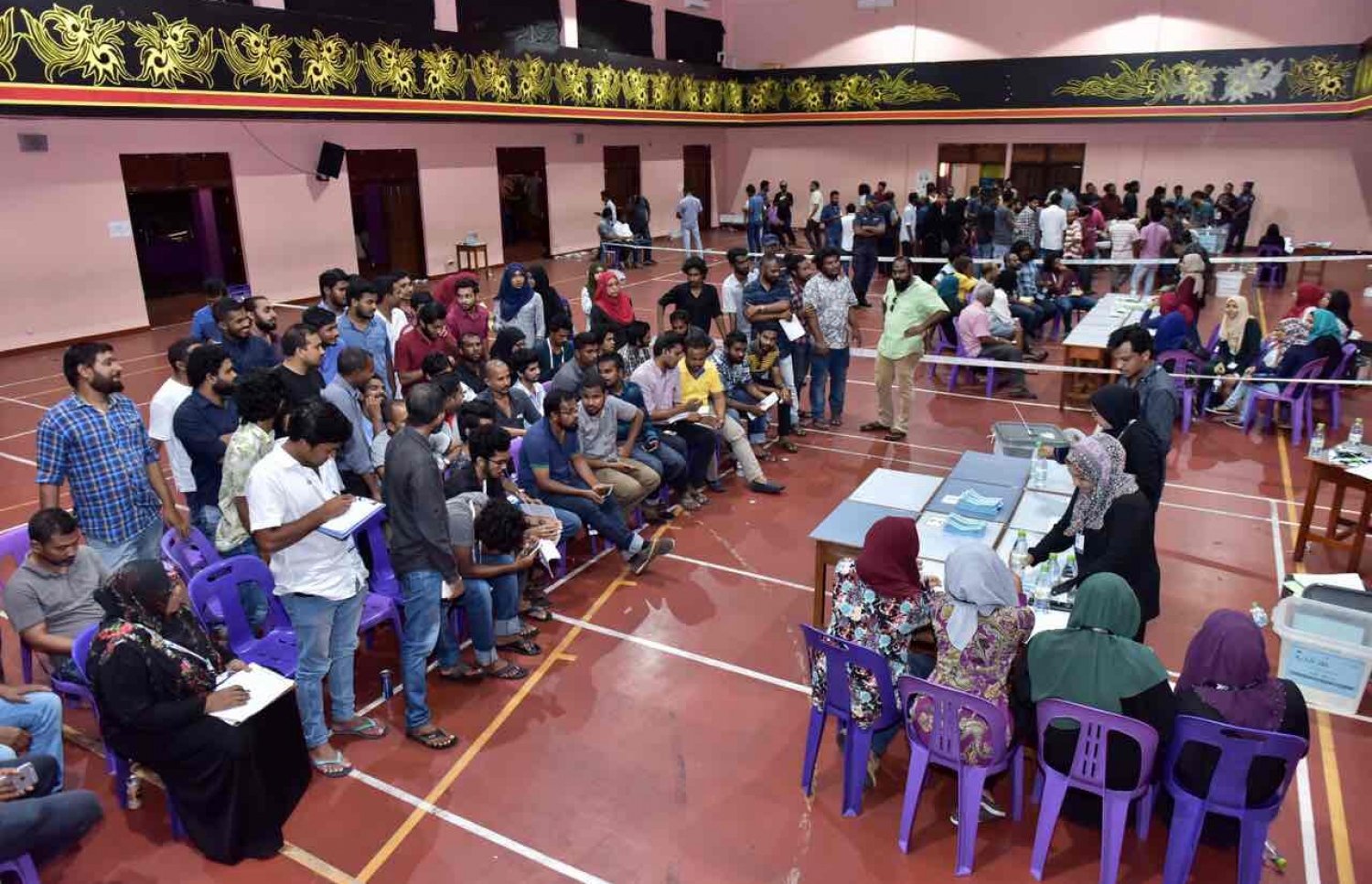 ލޯކަލް ކައުންސިލް އިނތިްހާބުގެ ވޯޓުލުން ނިންމާލި ވޯޓު ފޮއްޓެއްގެ ވޯޓު ގުނަމުންދާއިރު، މޮނީޓަރުންނާއި އޮބްޒާވަރުން މަޑުކޮށްލައިގެން.-- ފޮޓޯ: ނިޝާން އަލީ /މިހާރު