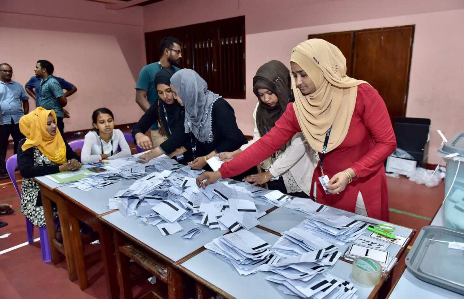 ލޯކަލް ކައުންސިލް އިނތިްހާބުގެ ވޯޓުލުން ނިންމާލި ވޯޓު ފޮއްޓެއްގެ ވޯޓު ގުނަނީ.-- ފޮޓޯ: ނިޝާން އަލީ /މިހާރު