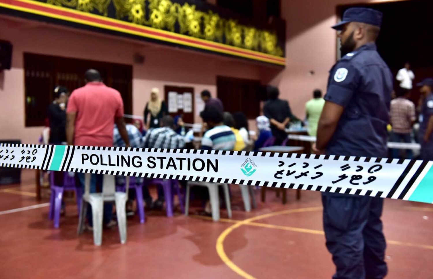 ލޯކަލް ކައުންސިލް އިނތިްހާބުގެ ވޯޓުލުން ނިންމާލި ވޯޓު ފޮއްޓެއްގެ ވޯޓު ގުނަމުންދާއިރު ފުލުހުން ފޯރިމަރަނީ.-- ފޮޓޯ: ނިޝާން އަލީ /މިހާރު