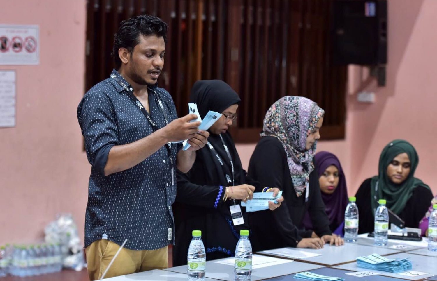 ލޯކަލް ކައުންސިލް އިނތިްހާބުގެ ވޯޓުލުން ނިންމާލައި، އޮފިޝަލަުން ވޯޓު ފޮއްޓެއްގެ ވޯޓު ގުނަނީ.-- ފޮޓޯ: ނިޝާން އަލީ /މިހާރު