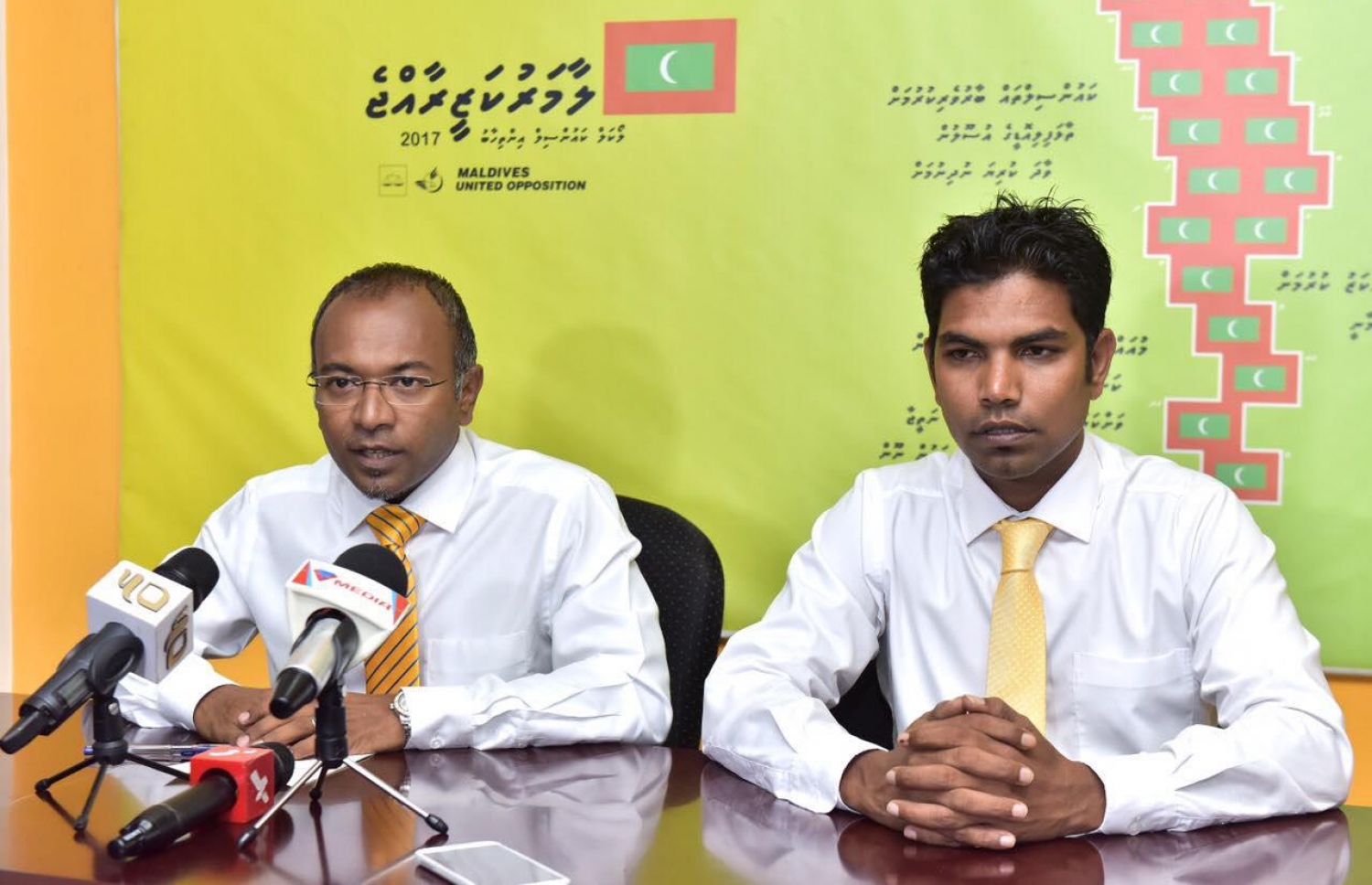 އިންތިޚާބުގެ ނަތީޖާއާ ގުޅޭ ގޮތުން އެމްޑީޕީގެ ޗެއާޕާސަން ހަސަން ލަތީފު (ވ) އާއި ނައިބު ރައީސް މުހައްމަދު ޝިފާޒް (ކ) ހޮނިހިރުދުވަހުގެ ރޭ ނޫސްވެރިންނާ ބައްދަލުކުރައްވަނީ. ފޮޓޯ: ނިޝާން އަލީ/މިހާރު