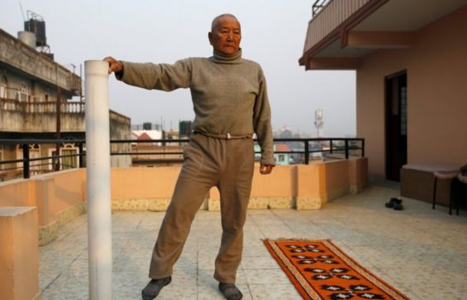 ފަރުބަދަ އަށް އެރުމުގެ ކުރިން ޝެރްޗަން ޔޯގާ ހަދަނީ. --ފޮޓޯ:ރޮއިޓާސް