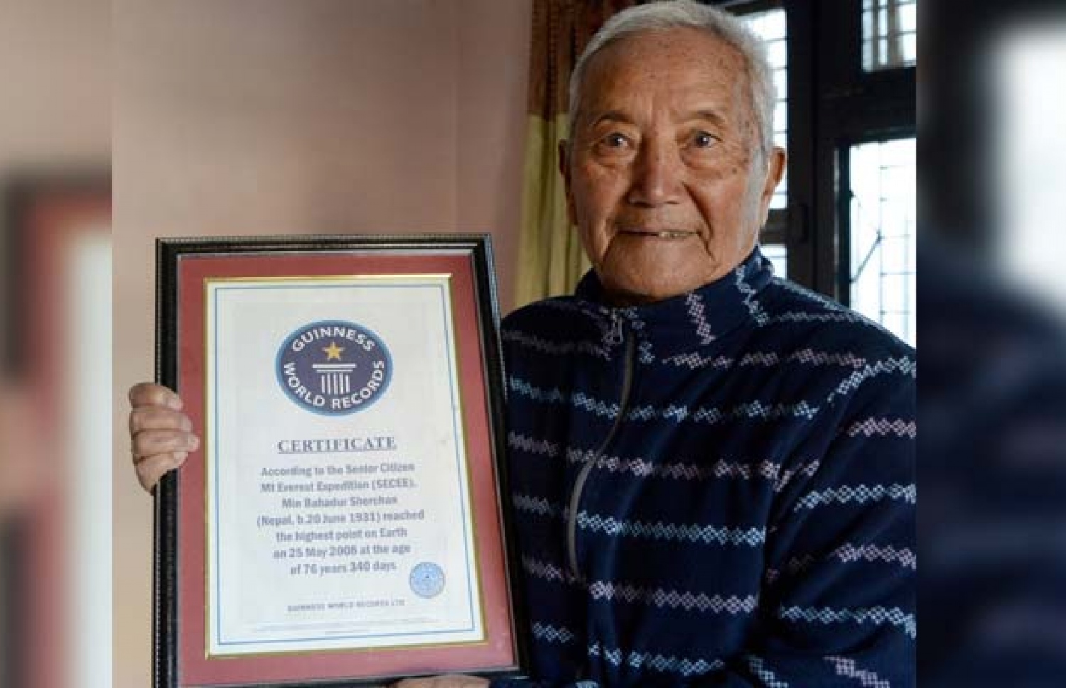 ނޭޕާލުގެ 86 އަހަރުގެ ޝެރްޗަން، ފަރުބަދަ އަށް އަރައިގެން ފުރަތަމަ ހެދި ރެކޯޑް މުގުރާލީ ޖަޕާން މީހަކު. --ފޮޓޯ:ރޮއިޓާސް