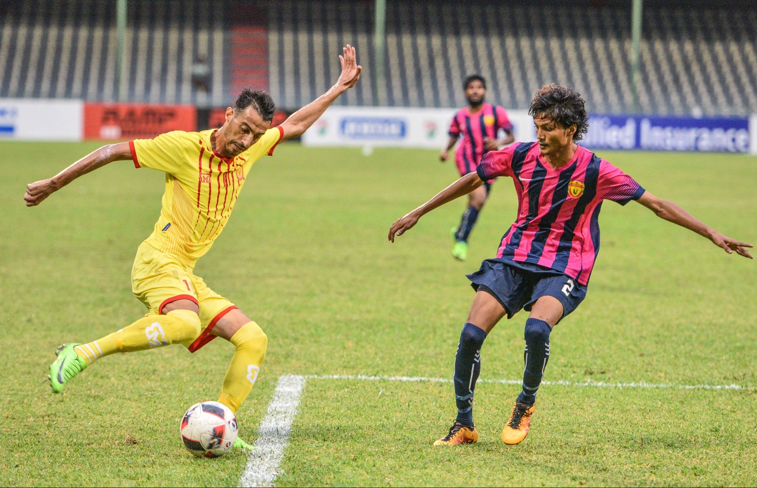 ޔުނައިޓެޑް ވިކްޓަރީގެ މައިޝާން (ކ) ކައިރިން ވިކްޓަރީގެ ސެޑިކް ބޯޅަ ހިފައިގެންދާން މަސަައްކަތްކުރަނީ.-- ފޮޓޯ: ނިޝާން އަލީ/މިހާރު