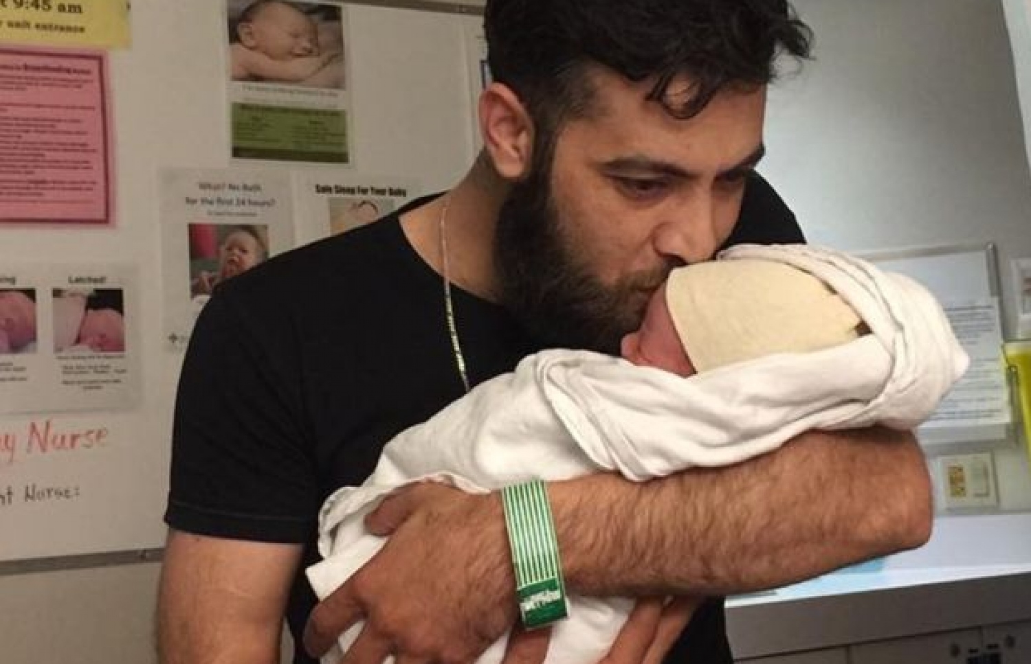 ކެނެޑާގެ ރެފިއުޖީ ދެމަފިރިއަކަށް ލިބުނު ކުއްޖާ، ބައްޕަ އުރާލައިގެން.