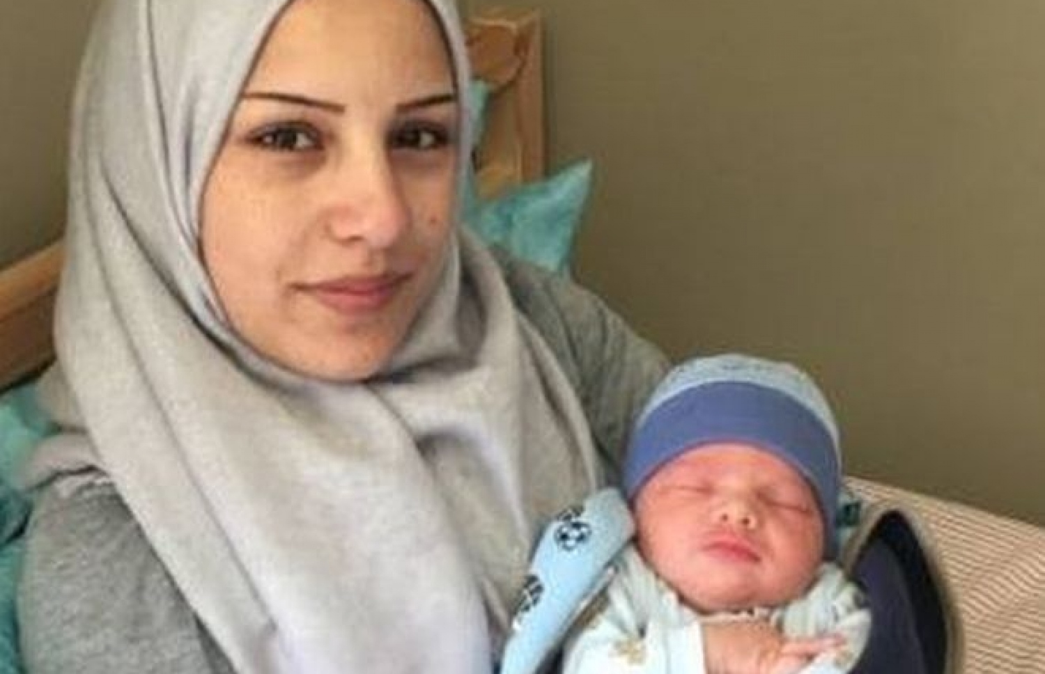 ސީރިއާގެ ރެފިއުޖީ ދެމަފިރިއަކަށް ލިބުނު ކުއްޖާ، މަންމަ އަފްރާ ބިލާން އުރާލައިގެން.