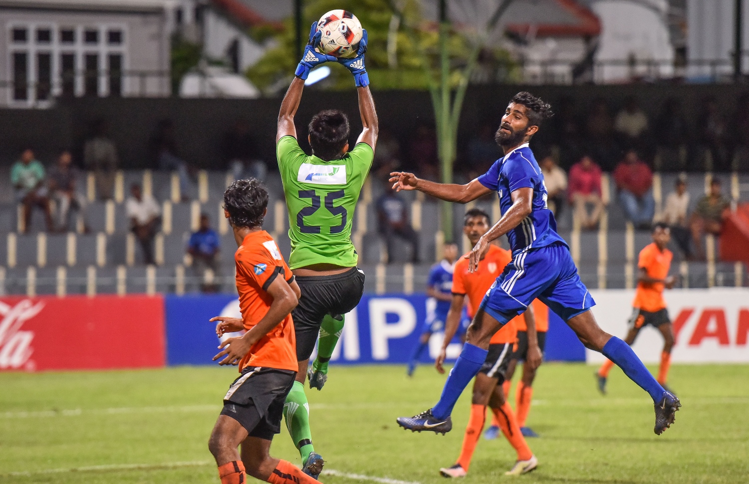 ނިއުއާ ދެކޮޅަށް ކުޅުނު މެޗުގެ ތެރެއިން ކީޕަރު ސުޖަން ބޯޅަ ހިފަނީ.-- ފޮޓޯ: ނިޝާން އަލީ/ މިހާރު