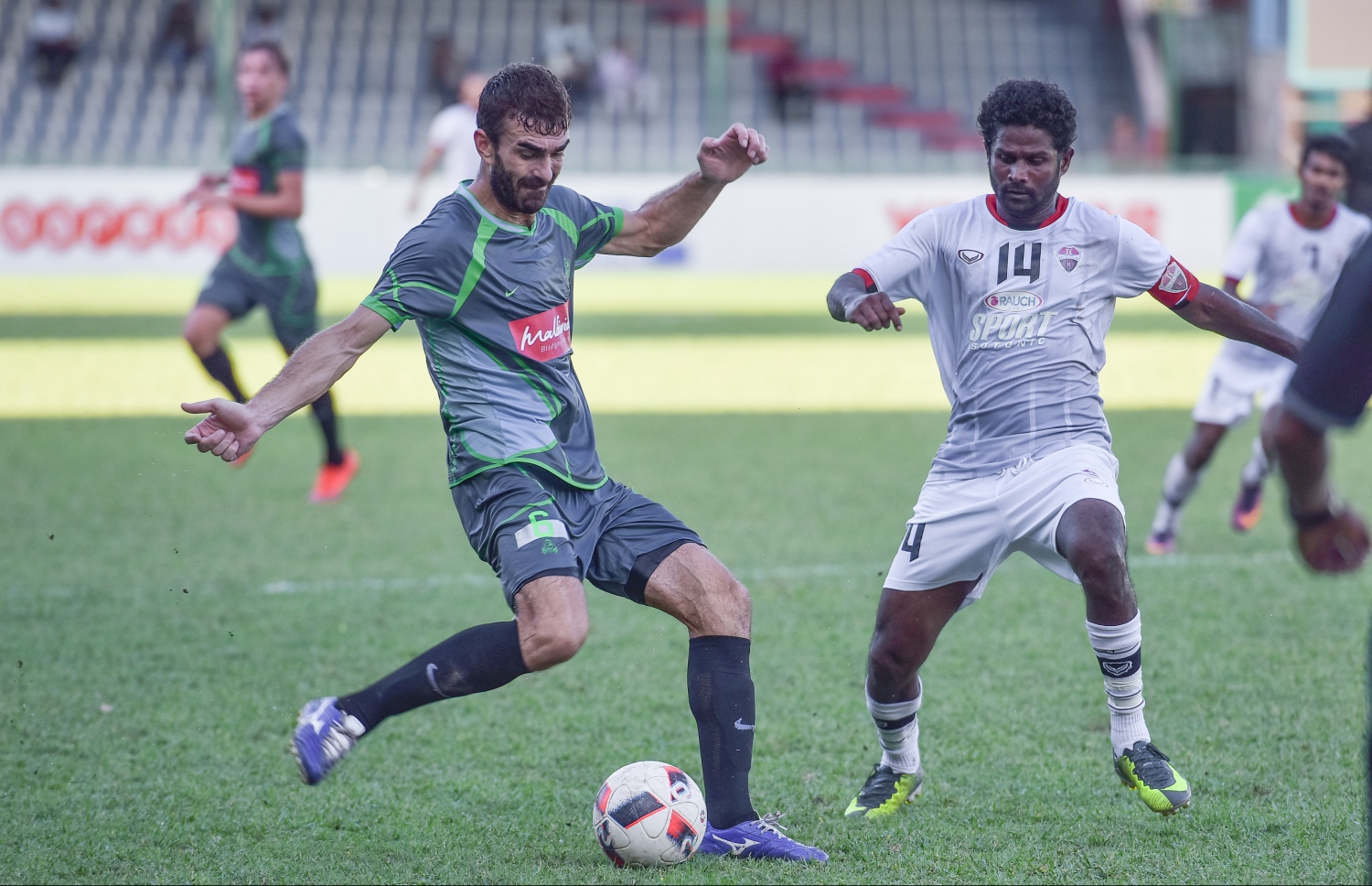 ގްރީން ސްޓްރީޓްސްއާ ދެކޮޅަށް ކުޅުނު މެޗުގެ ތެރެއިން ޓީސީގެ ނާފިއު (ކ) ބޯޅަ ހޯދަން މަސައްކަތް ކުރަނީ.-- ފޮޓޯ: ނިޝާން އަލީ/ މިހާރު