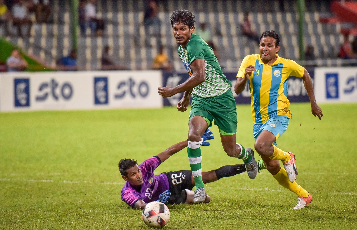 މާޒިޔާގެ އަސަދުﷲ (މ) ވެލެންސިއާގެ ކީޕަރު ފައިސަލް (ވ) އަދި ޝިފާން (ކ) ކައިރިން ބޯޅަ ހިފައިގެންދަނީ.-- ފޮޓޯ: ނިޝާން އަލީ/ މިހާރު